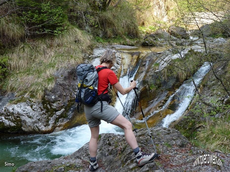 9 Gila ammira il torrente.JPG